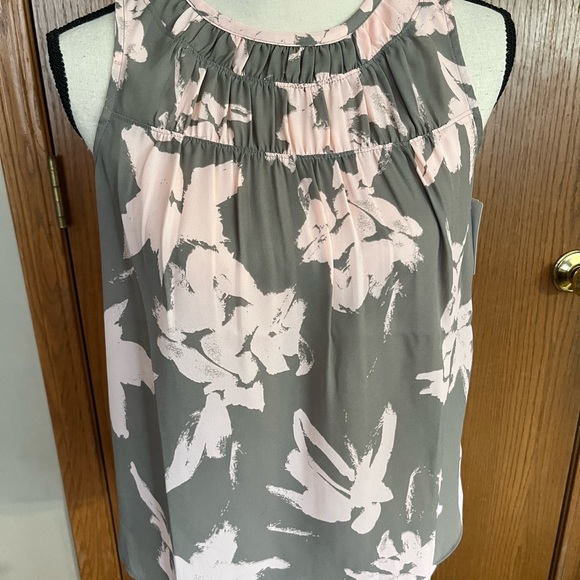 Simply Vera Vera Wang Tops - NWT! Women’s Simply Vera Wang Sleeveless Blouse